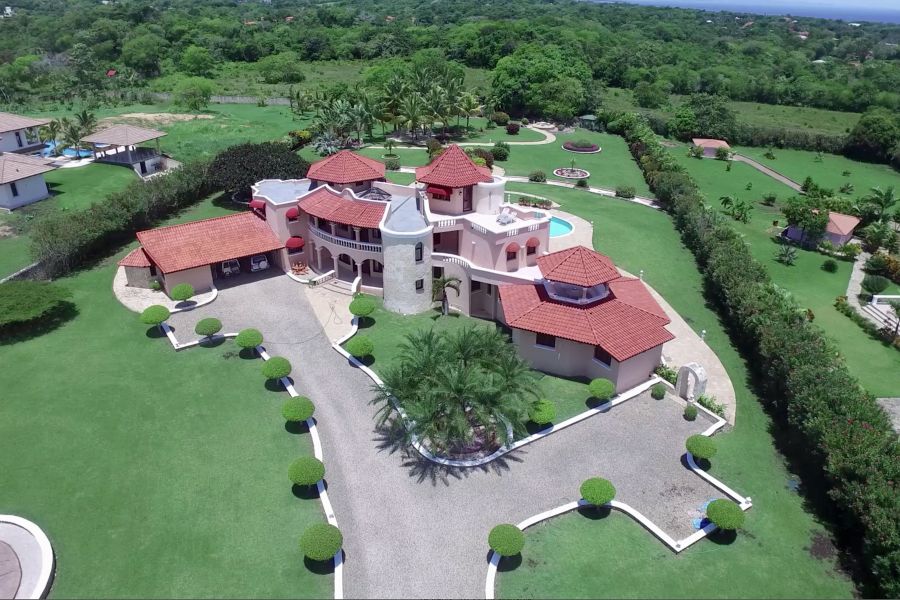 ESTATE OF THE DAY: The Exotic and Exquisite ‘Villa Suenó Tropical:' bit.ly/2aIww2Z <a href="/HSIRdr/">Holden SIR</a> <a href="/sothebysrealty/">Sotheby's International Realty</a>