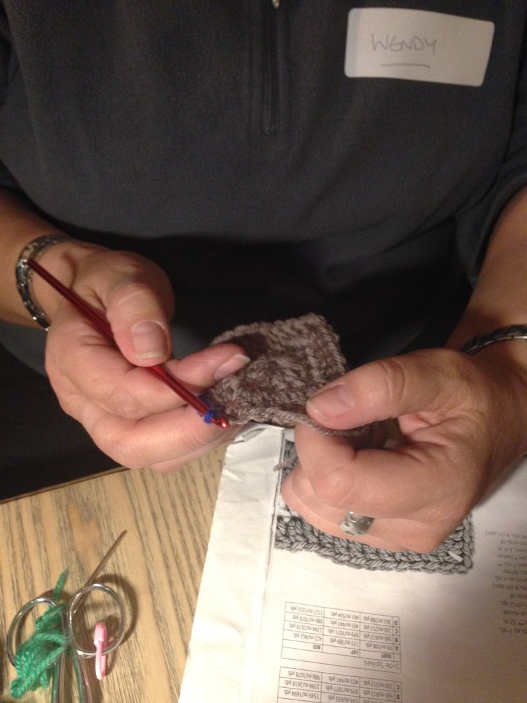 HitchinStitch's tweet photo. Everyone is working hard on their projects tonight #yarncraft #stitch #hitchin #wool #crochet https://t.co/tqIAsD81Lg