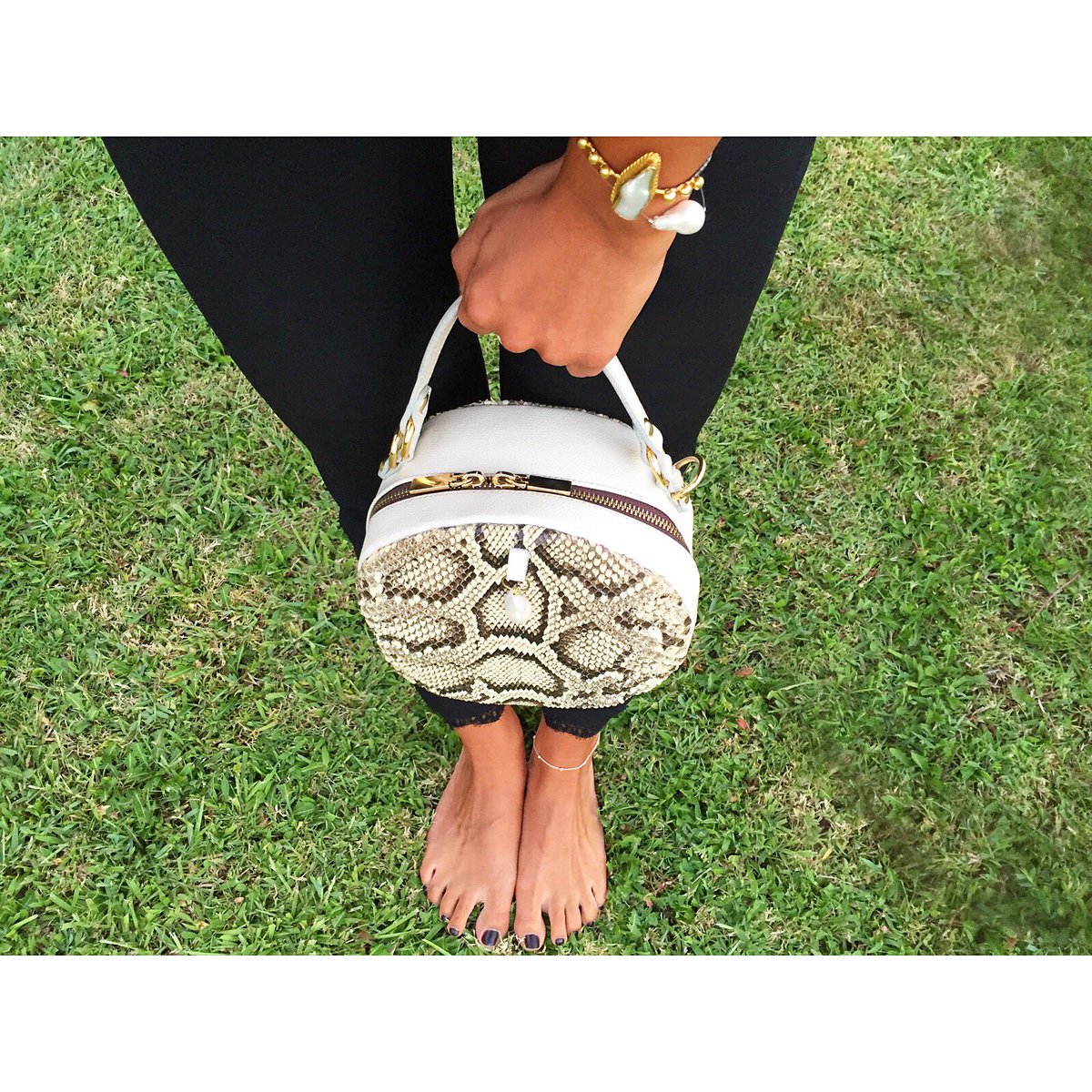 AGV_collections's tweet photo. AGV •Sole Light Python•✨🐚
Check it on https://t.co/DSn5aTE2GW🌸
#AGVcollections #AGVroma https://t.co/nzc29n4nny