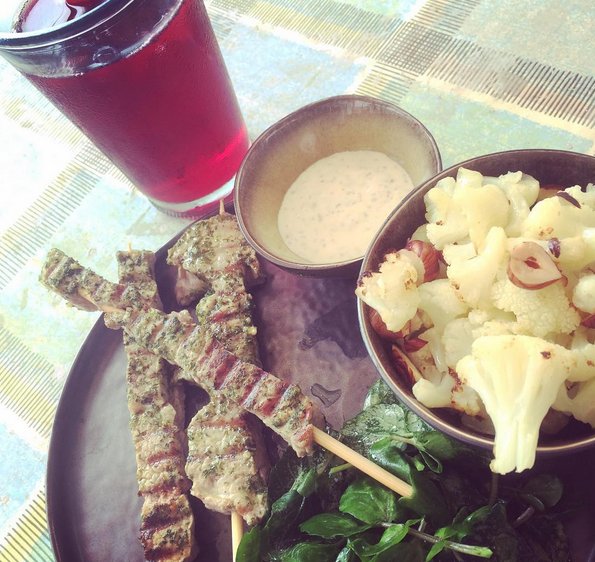 Lamsbrochette l Salade van geroosterde bloemkool en hazelnoot 
Ice tea #Red_infusion
facebook.com/theesommeliers/
