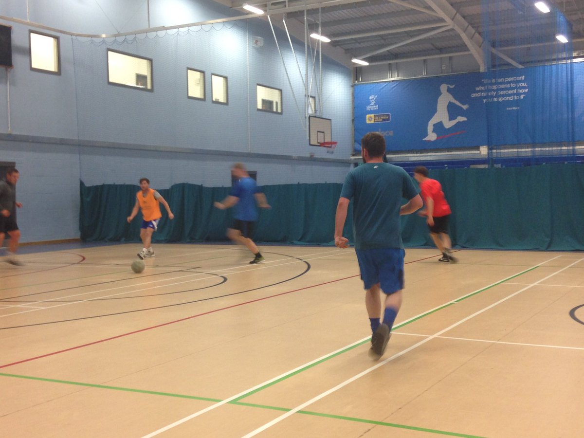 bleak_fc's tweet photo. #touchtwice #fouraside #footytraining @FireFitHub good sweat on tonight boys @SonnyParr @buzzer94 @michael23obrien 😥 https://t.co/FY6QcuY9B4