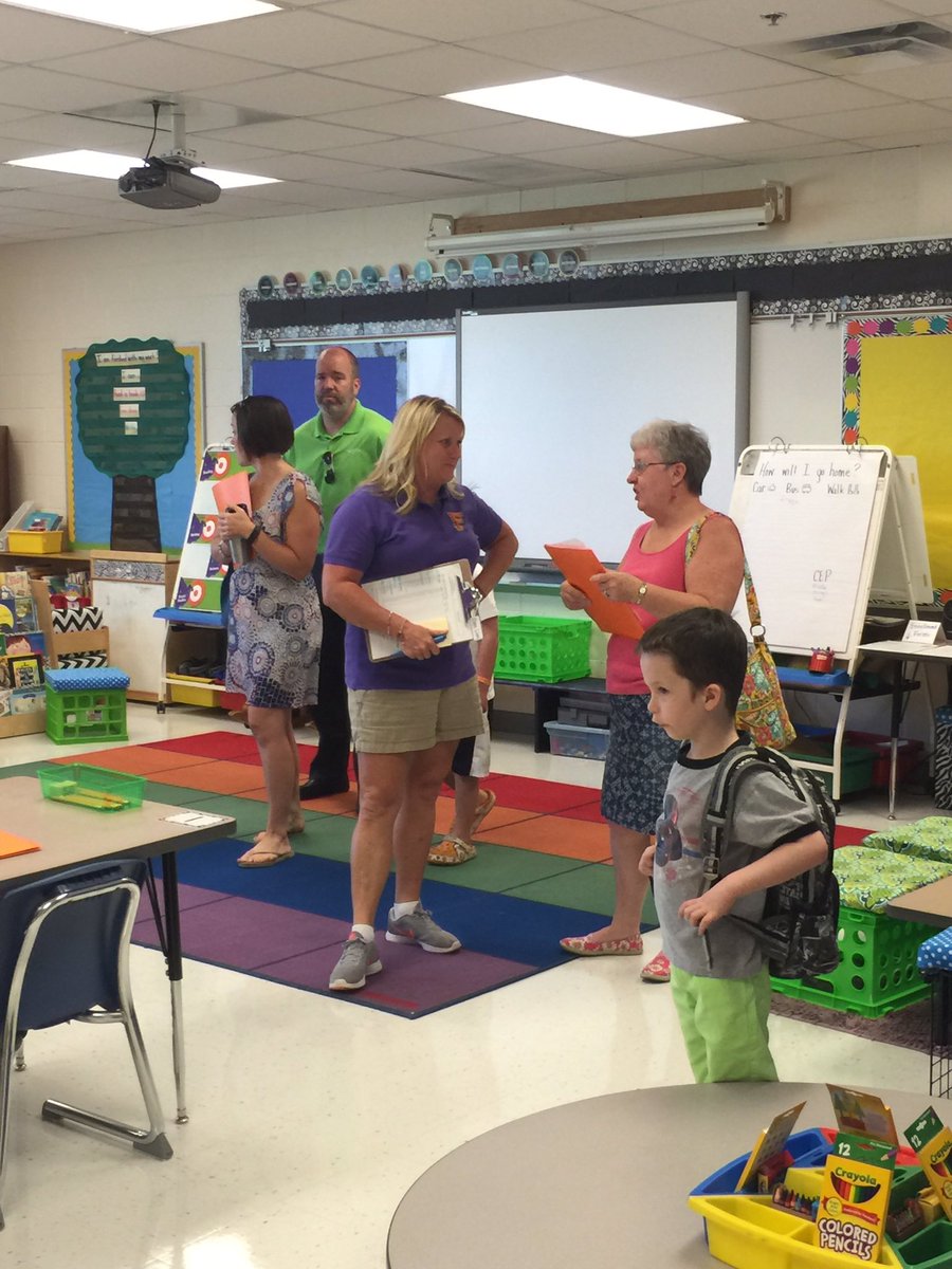 FarmerDragons's tweet photo. Farmer staff loved meeting and greeting our new and returning families! @AssistSupArea4 https://t.co/3OYuAGdrlb