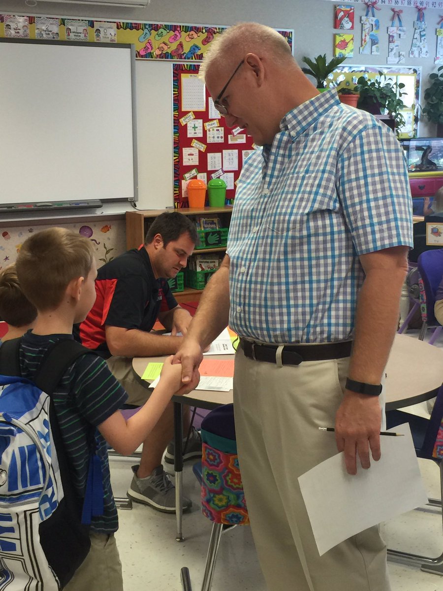 FarmerDragons's tweet photo. Farmer staff loved meeting and greeting our new and returning families! @AssistSupArea4 https://t.co/3OYuAGdrlb