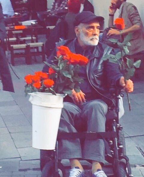 للوقت فرْح وحِزْن حسب ظروفه
في داخلك ، لها اثر واحساس

واقسى مايمكن بالحياه تشوفه
حزين ....  ويبيع الفرح للناس