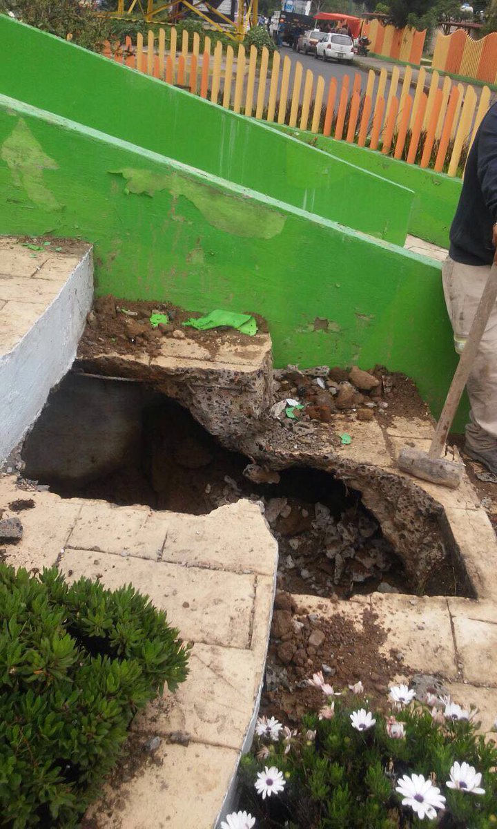 IztConRostroM's tweet photo. Reparación de fuga de agua en U.H. Santa Cruz Meyehualco Dtto. XXII, @KarenQuirogaA https://t.co/Lc5KgStPAr