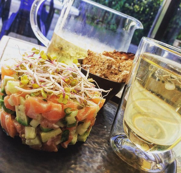 White Peony #Ice_Tea smaakt heerlijk bij zalmtartaar l avocado l bosuitjes l komkommer l radijsscheuten