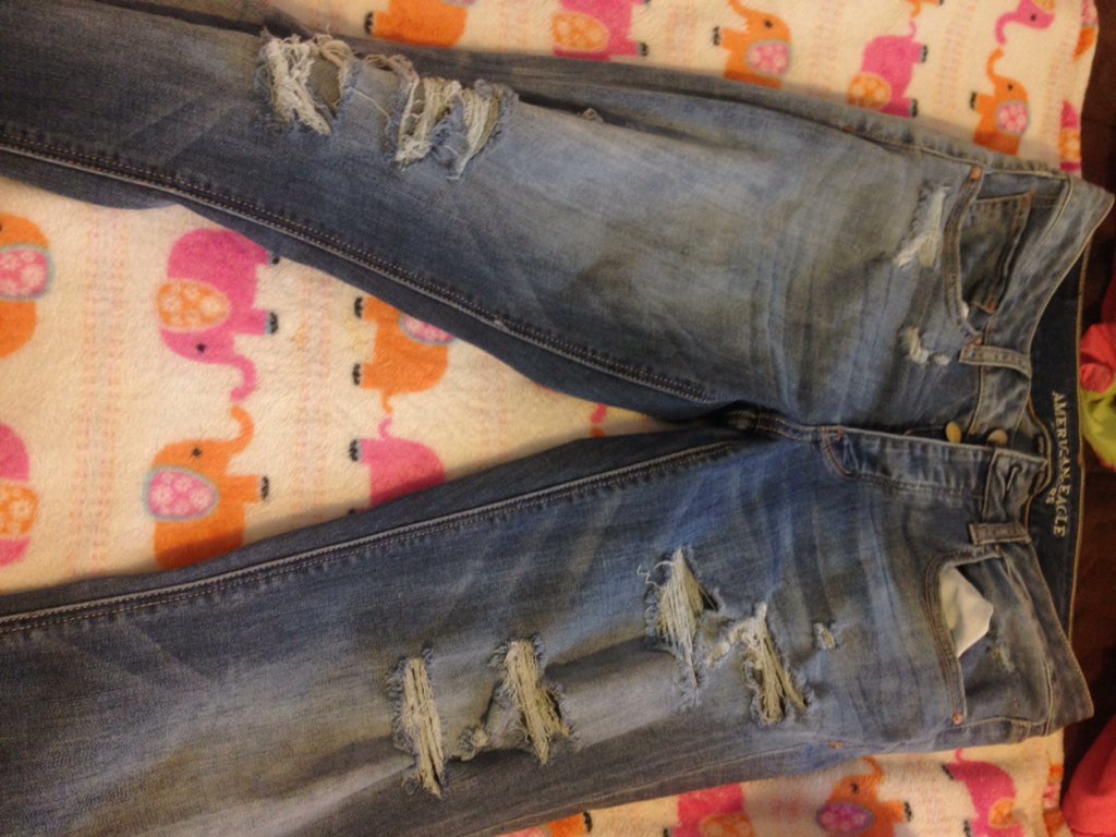 TarynJamess's tweet photo. Size 6 American eagle holy jeans $20 super cuteeeee https://t.co/MBXRPyO0wS