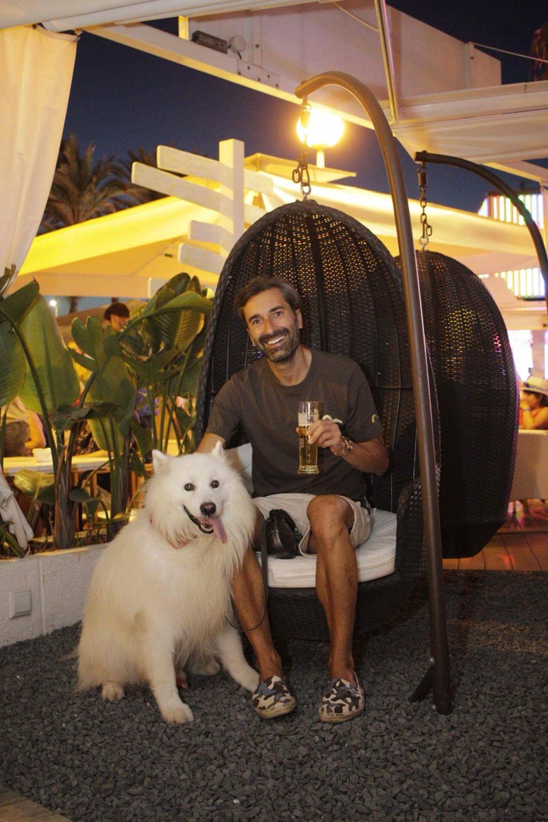 andresllompart's tweet photo. De fiesta con mi fiel compañero Dan en @mg_corner #HavanaNights #MGcorner #PalmaBeach #lifestyle #dog #samoyedo #pet https://t.co/0FEioPtWOi