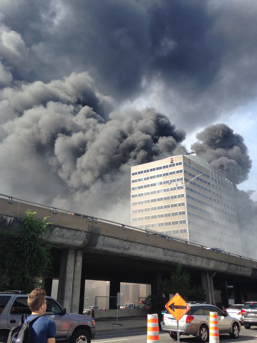 Camion en feu sur la Métropolitaine. #mtl <a href="/le1518/">Le 15-18</a>