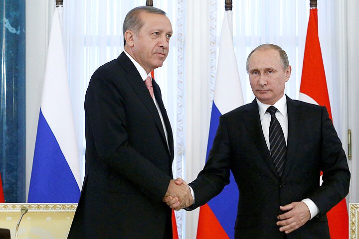 Не часто увидишь Путина в черном галстуке. Думаю этим он хотел напомнить Эрдогану про удар в спину и сбитый самолёт.