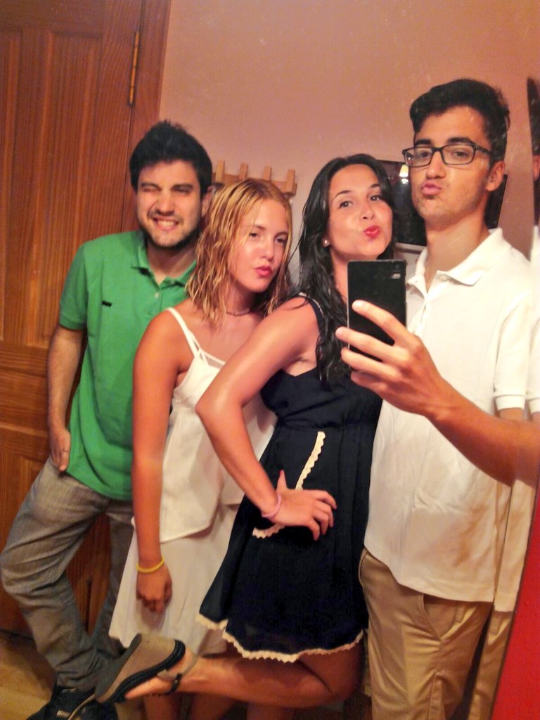 Ale_lbejar's tweet photo. Con filtros y a lo loco!!😂💃📷
#nosvamosdepingo #postutime #selfiematon #family💕 https://t.co/CLOjqe7cwE