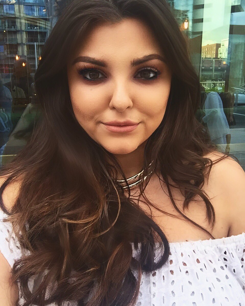 EmiliaLucia's tweet photo. Thank you @ThePoutPatrol @elladanielsmua for my #makeup tonight for the @_ForeverUnique Fashion Show @MenagerieMCR 💄 https://t.co/75xUARGNYO