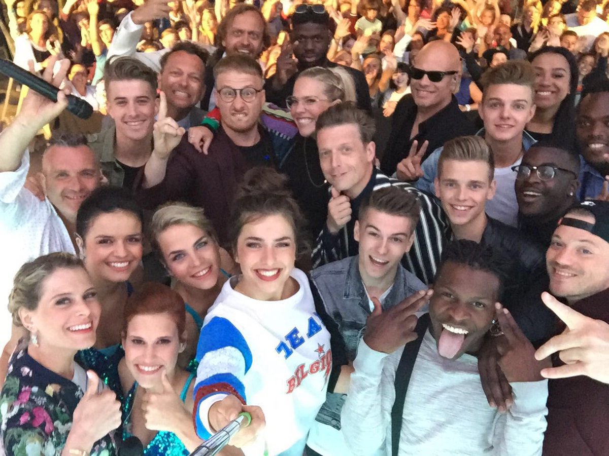 VTM's tweet photo. Bedankt Oostende, jullie waren een schitterend publiek! 😘 #2meisjes https://t.co/70iTnJv5KO