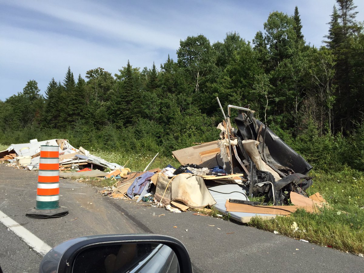 Caravane a sellette engloutie par camion citerne de lait. Dieu merci ce n'était pas du pétrole!