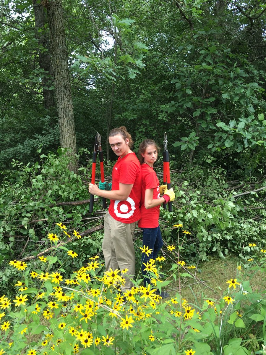 BradRice88's tweet photo. Showing that buckthorn who's boss! @lilNikkiXO @AFjers #D1internsexcel https://t.co/xfada405cL