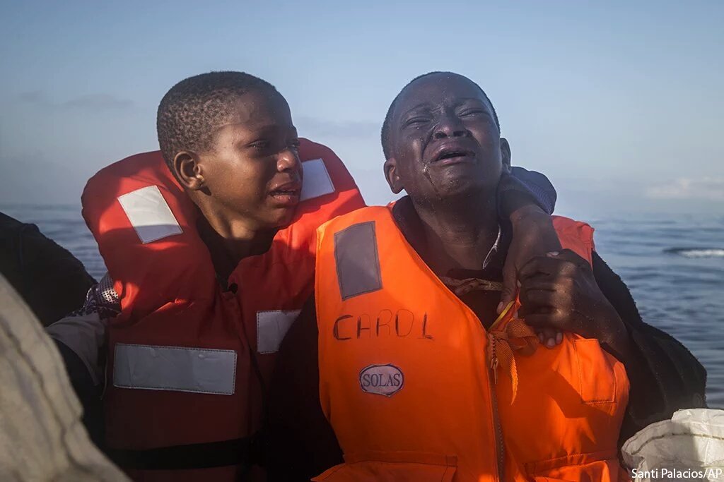 Marodriguez1971's tweet photo. Escapan de Nigeria, pierden a su madre en Libia... y se rompen al ser rescatados en el Mediterráneo. La puta vida. https://t.co/IfJz2ZOUay