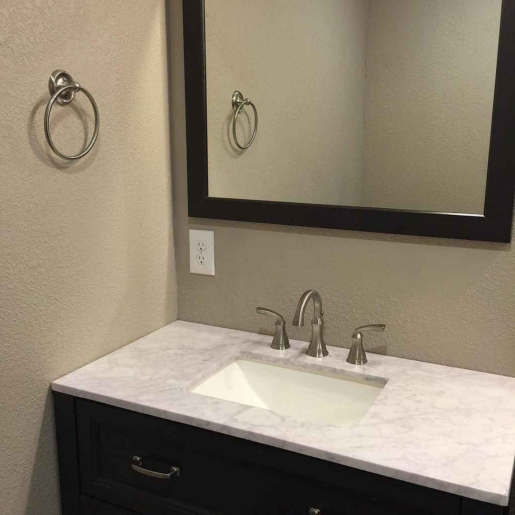 JacQuelineVRoe's tweet photo. Our beautiful, new bathroom is done! #restoration #flood2015 https://t.co/32a1rtnWJD https://t.co/KQeUGxW6Nb