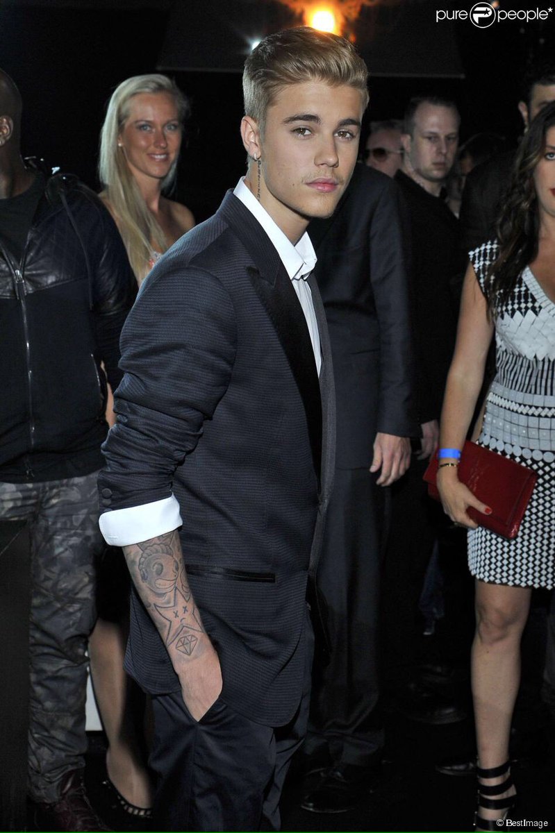 trustinkdrhl's tweet photo. Justin Bieber wearing suit appreciation tweet https://t.co/mHkqzhy0W6