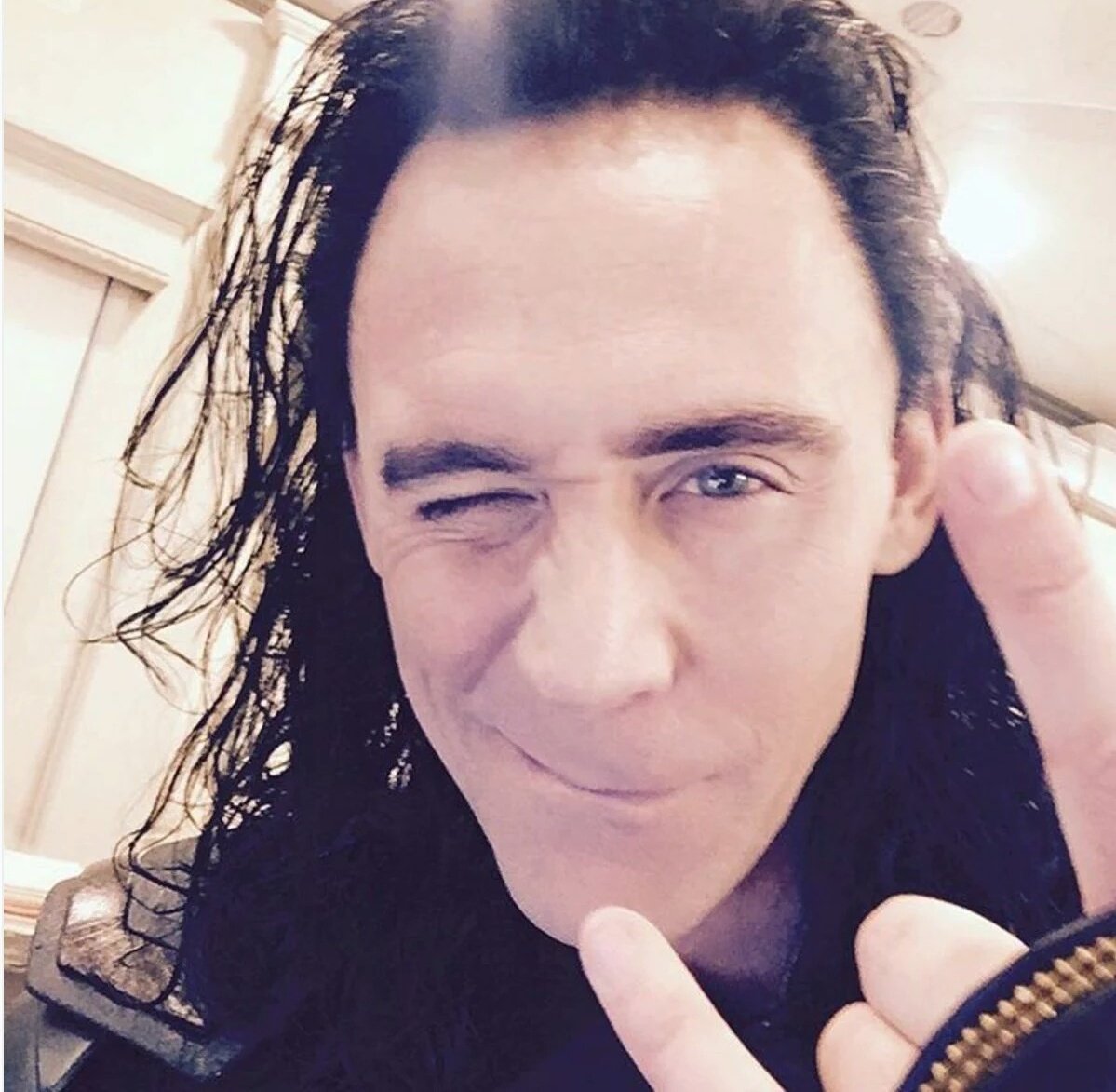 ¡Loki ha vuelto! 😱 ¡Selfie de <a href="/twhiddleston/">Tom Hiddleston</a> desde el set de #ThorRagnarok! 👊