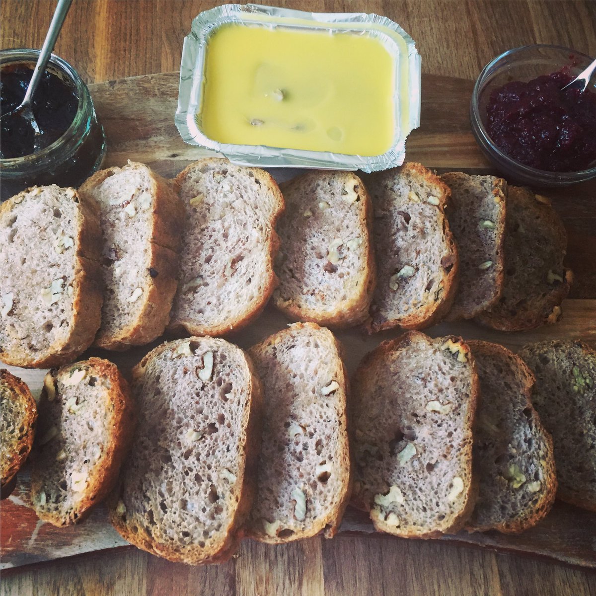 TheFeministChef's tweet image. #walnutbread &amp;amp; #chickenliverpate with a #cheeky #chutney from our local @CheshireSmoke 

#supertasty #supereasy 😊