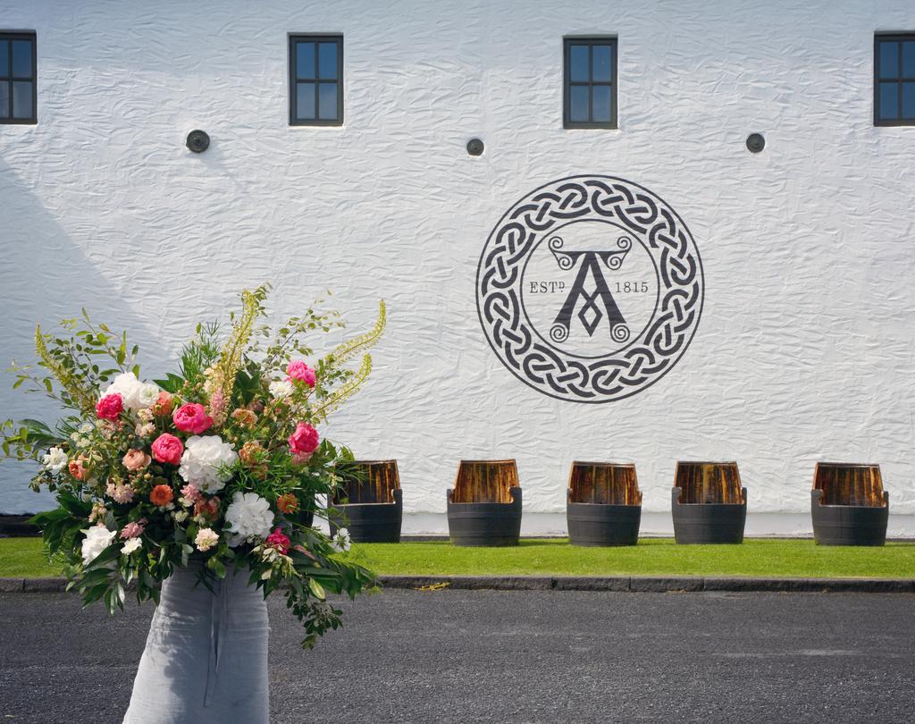 Archipelago_15's tweet photo. Whisky Wedding of the Year 2016. #ardbeg #islay #flowers #maltfloor #wedding2016 @ardbeg_com @ https://t.co/xJhUFGJ6Wb