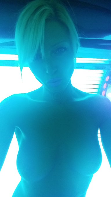 #ManypeoplearesayTanning  keeps me looking good #tanning #fetish #blondes #niki # https://t.co/u1bXl