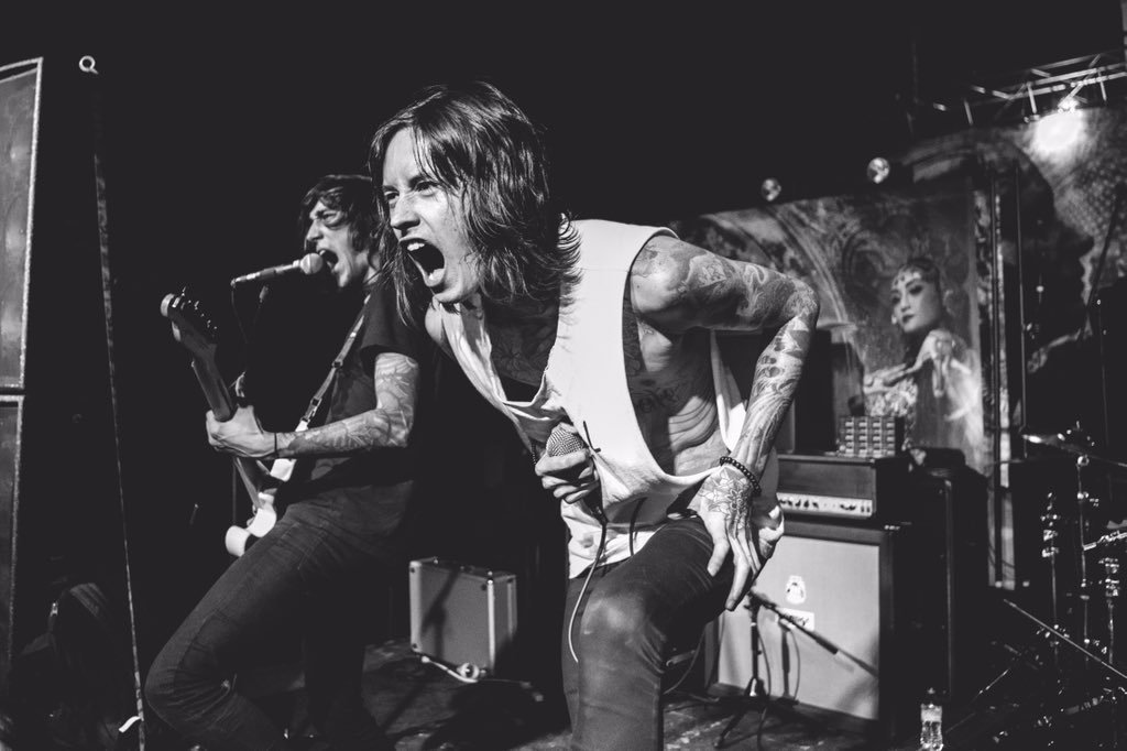 ноа себастьян bad omens. Bad omens x poppy. футболка bad omens. ной себастьян bad omens 2022. Bad omens noah.