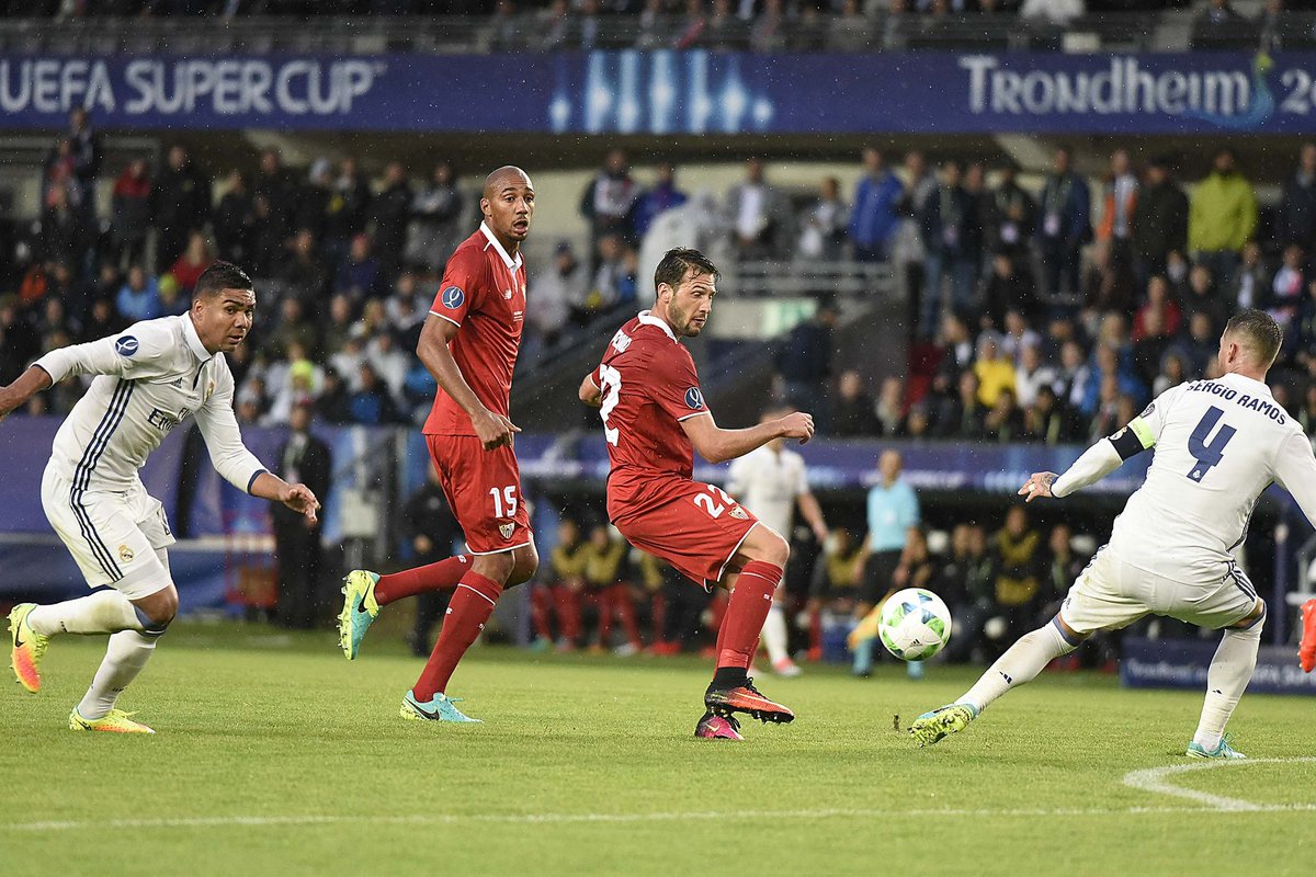 SevillaFC's tweet photo. Aquí sólo llegan los campeones. Orgullosos del equipo, orgullosos de la afición #vamosmisevilla https://t.co/eHYYheRVWB