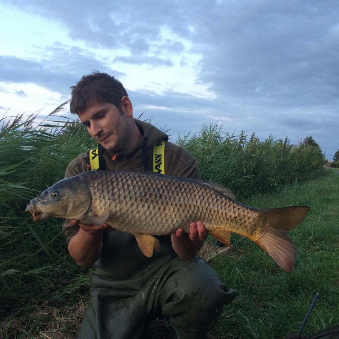brooksy_86's tweet photo. Few hours fishing on the fen drains this evening resulting in a nice low double 👍🏼
#fendrain #milesofwater #biglumps https://t.co/P2hNGizAPJ
