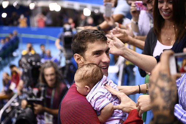 BBCSport's tweet photo. Moments for the family album...

#Phelps #Rio2016 

https://t.co/wd8dFDsc5h https://t.co/sCocLqMswa