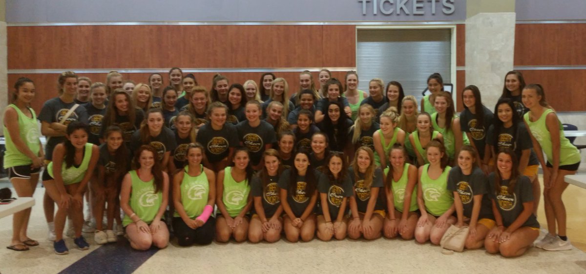 LNEagleCheer's tweet photo. Wonderful Sprint Clinic with @LNHSGoldenGirls ! #eaglepride #lnspiritsquads https://t.co/HgJj9FxnId