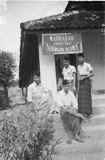 Selamat pagi... Siapa lg yg bisa meragukan komitmen kebangsaan NU jika lihat foto ini?