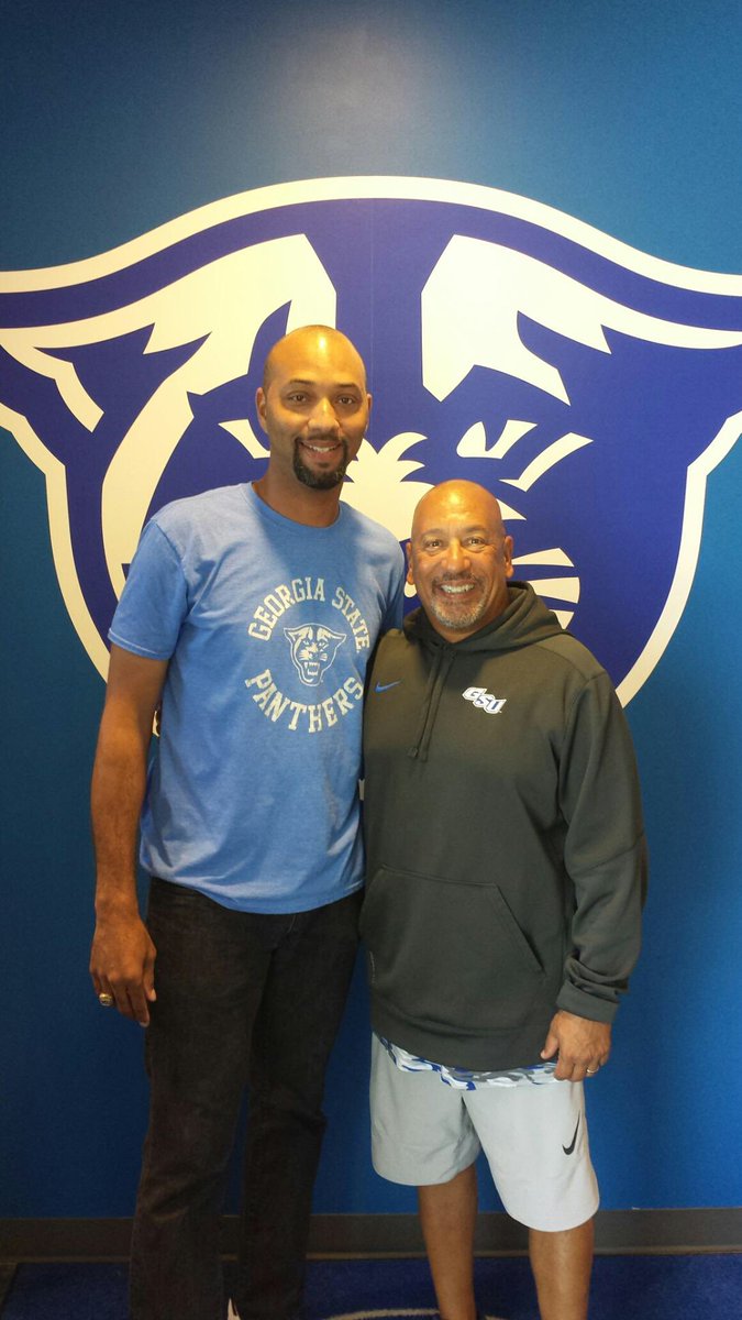 sirknight95's tweet image. Big S/O to @4_flat big brother Chris Edwards for his powerful message to the team today! #GSUFootball