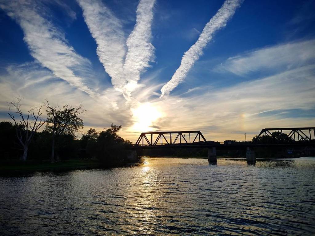 siobahn76's tweet photo. #sky #nofilter #parhelion https://t.co/0f45nnhgBv https://t.co/a6w0ge4Ah9