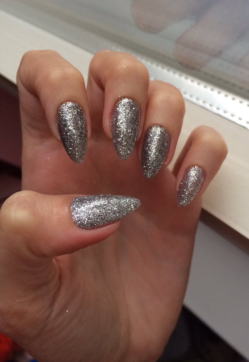 Alb On Twitter Niko Said My New Nails Remind Her Of A 2000 S Britney Spears Video
