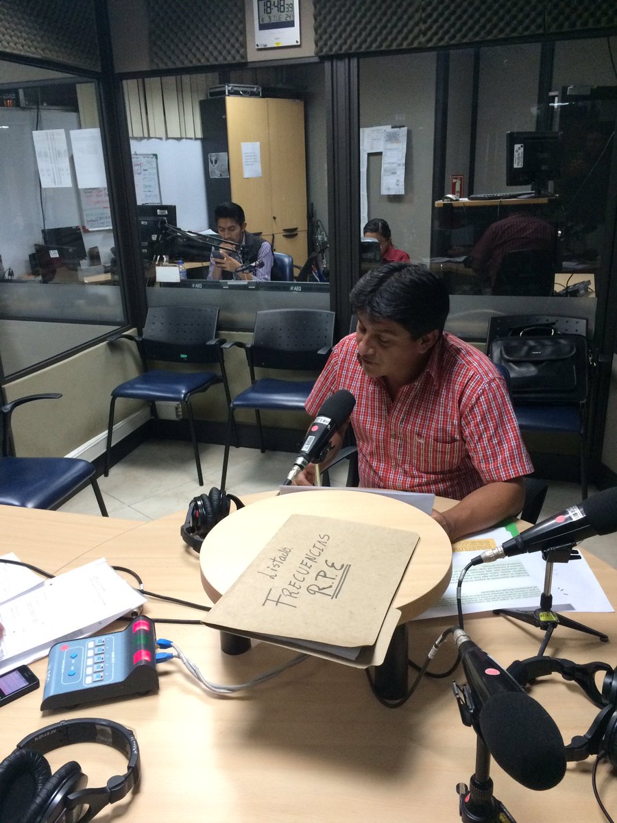 RedMaestrxsRE's tweet photo. Entrevista a @WilmerSantacru3 por @radiopublicaEC . Seguimos defendiendo este proceso revolucionario. https://t.co/mEHHc3pnD8