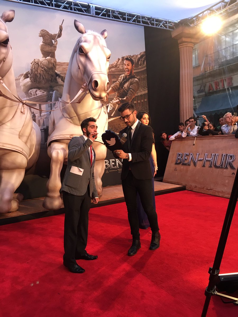 Y arrancamos con el #TwitterMirror en la premiere mundial de #BenHur !!!