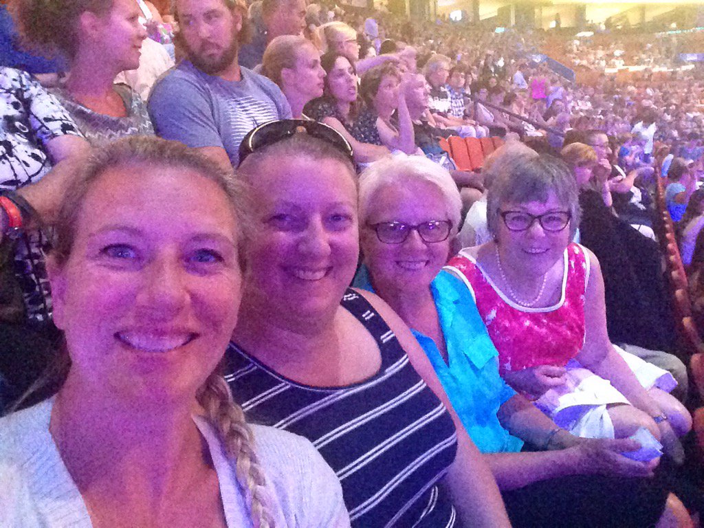 Vive la retraite pas mal moi stressant que de plonger aux olympiques 😜 #CelineDionMTL