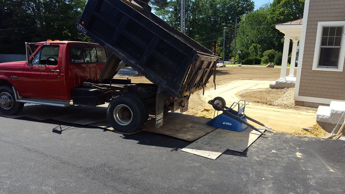Biz_Efficient's tweet photo. If your #landscaper doesn't take care to protect surfaces like your driveway, you're hiring the wrong #company https://t.co/XZGu61LWJF