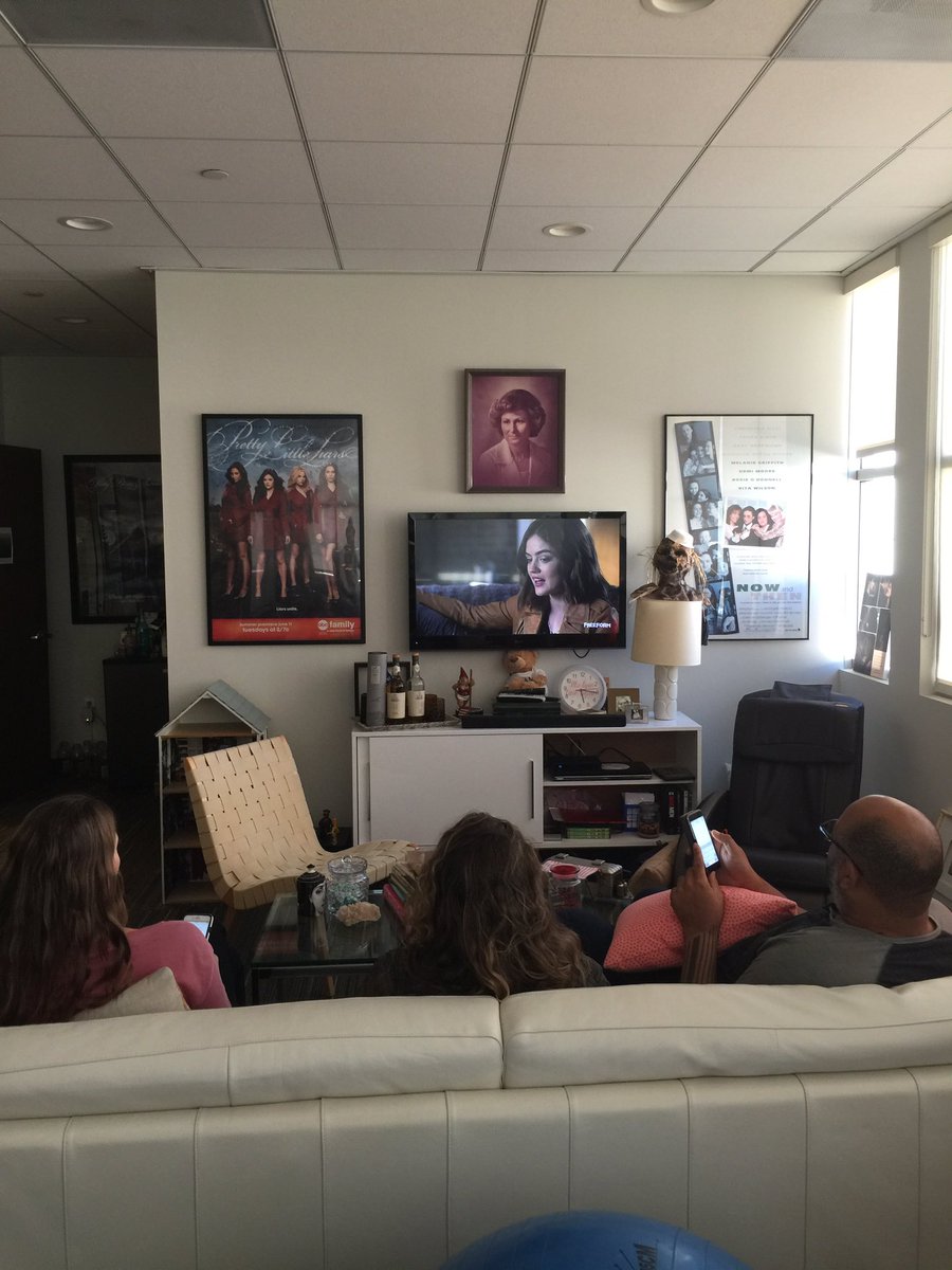 imarleneking's tweet image. Pretty Little Scribes watching the show. @Maya_Goldsmith @jonell_lennon @BryanHoldman  #AskMar #PLLChat