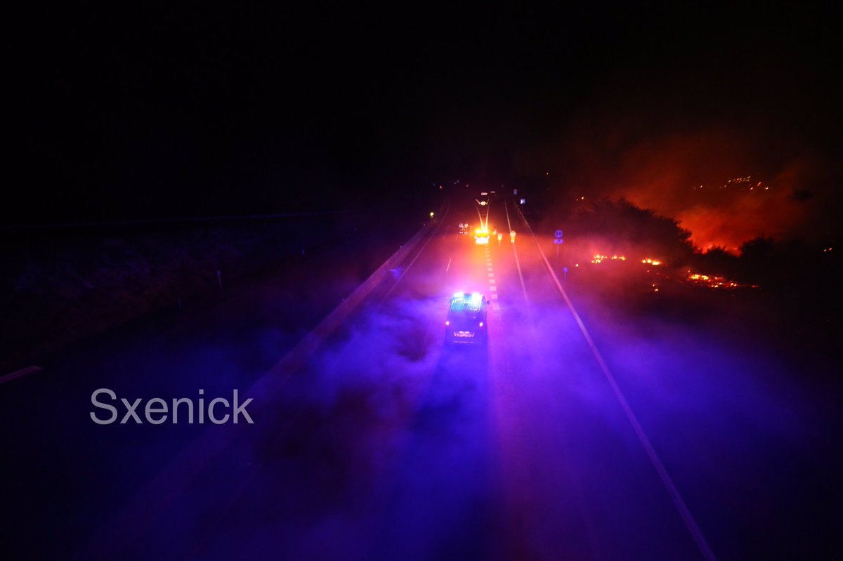 AlbertoSxenick's tweet photo. Precaución Ap9 #Caldas #iiff #Saiar. Fuego pegado a la autopista @GxDRadioGalega. Cortada salida 119 sentido norte. https://t.co/cJPv4kWB1w