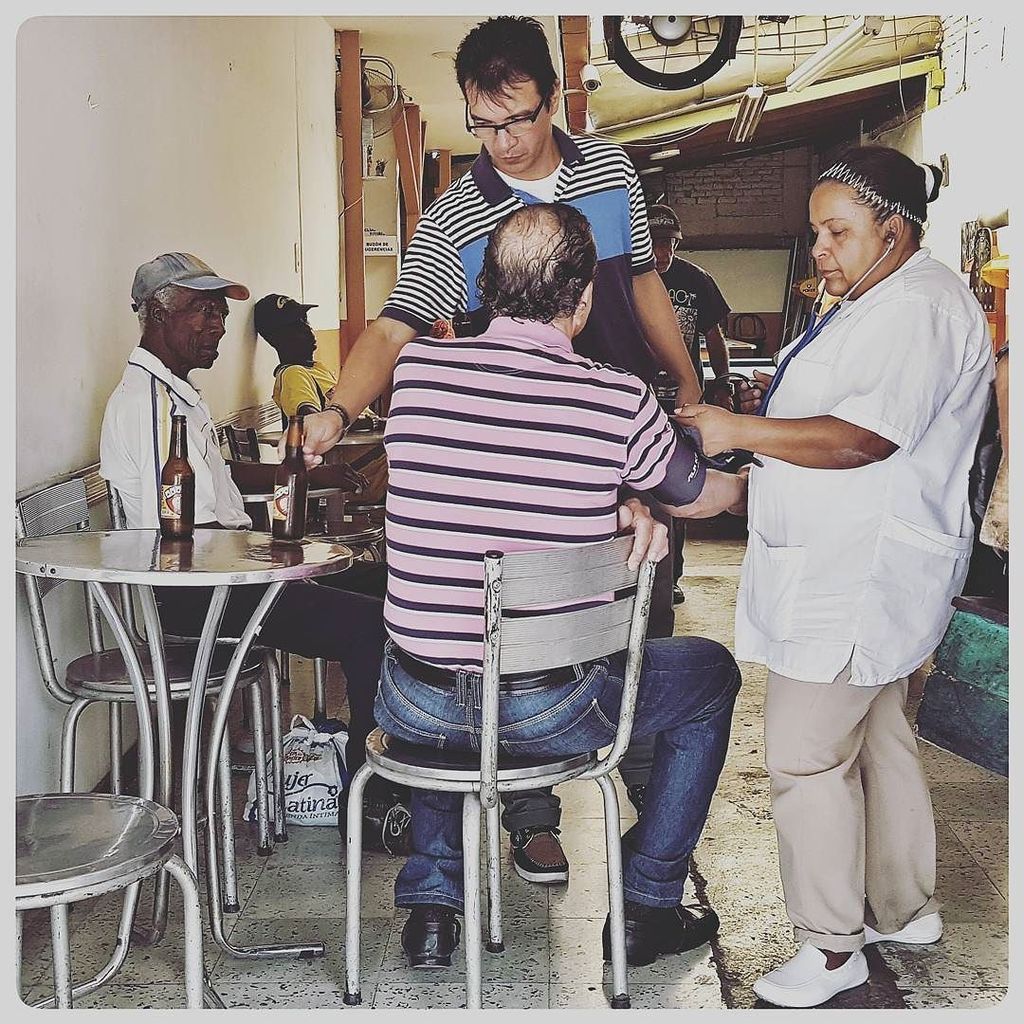 everydaymacondo's tweet photo. A man checks his blood pressure while taking beer in a billiard of Cali . |  Un hombre se revisa la presión arteria… https://t.co/YIAXRIjQyj
