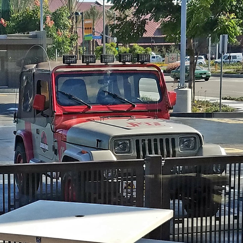 SasakiTime's tweet photo. When Jurassic Park Jeep 05 is your ride to dinner #jeep #jurassicpark #universalstudios #dinosaurs #JP05 https://t.co/5fGlUwRS0a