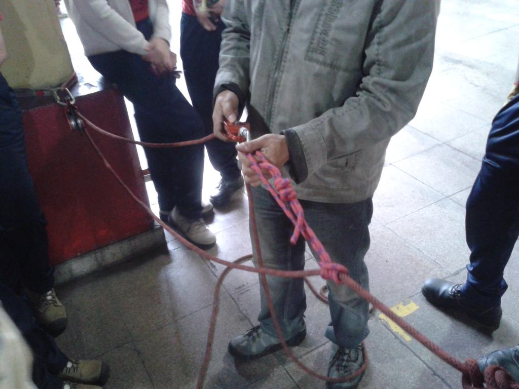 #Antofagasta #Bomberos Una vez más nuestros cadetes de <a href="/Pr1meraAntof/">Bomba Antofagasta</a> capacitandose. Esta vez cuerdas y nudos.