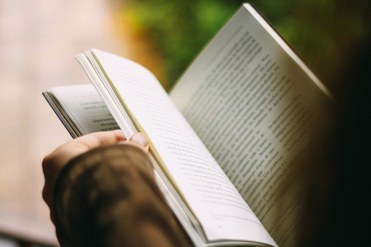 QueLeer's tweet photo. Las personas que leen libros viven hasta dos años más, según un estudio https://t.co/vxdQGPQ9EN https://t.co/xCjS3HvkeZ