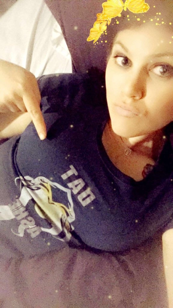 trashesxo's tweet photo. You think this is a fucking game??? π #datashe #LoL https://t.co/x22Ld6HJek