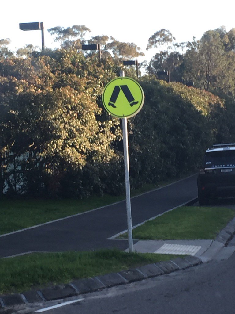 wchioji's tweet photo. I find this sign hilarious. #Legsonly https://t.co/UBNzCvixGZ