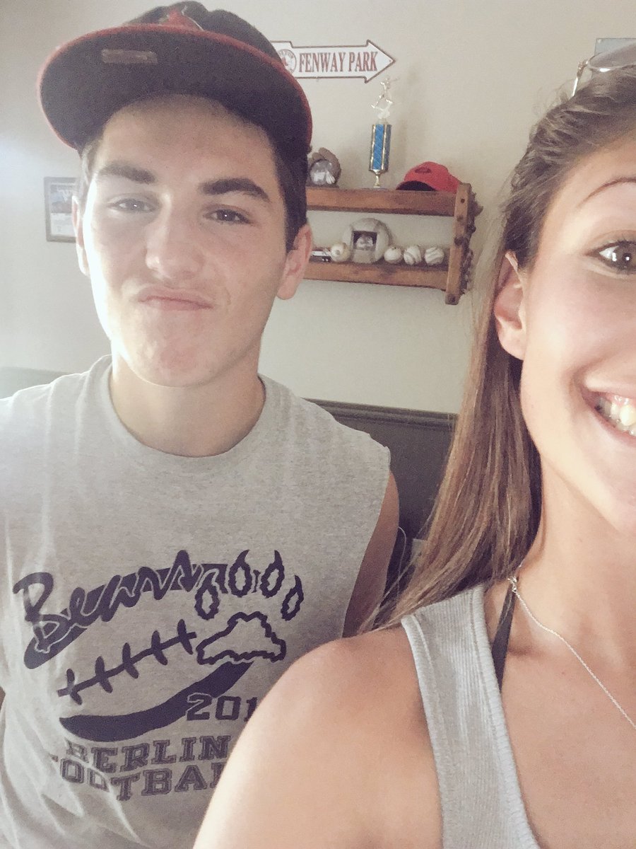 mvarley6's tweet photo. happy birthday curt๐ love u #5yeardifference @Acurt_9 https://t.co/lTkD4BB3Ti