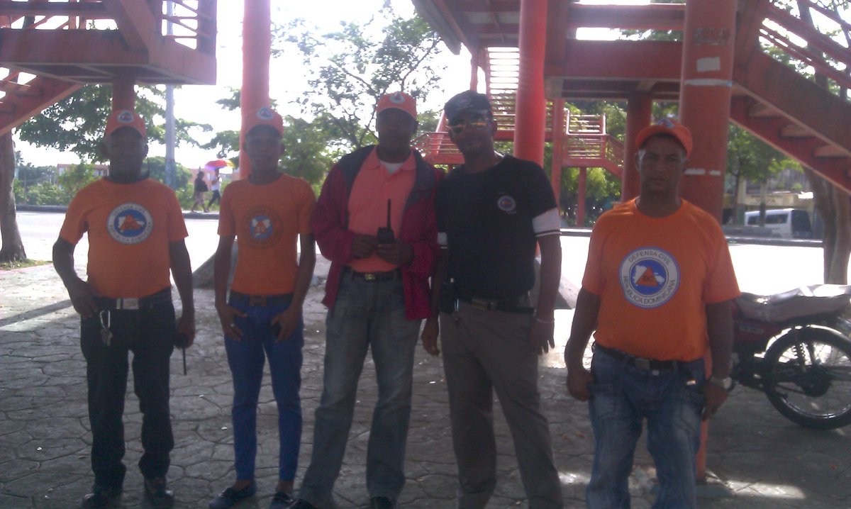 elblondy18's tweet photo. Yo soy defensa civil del DN https://t.co/b7gNjpoPVh