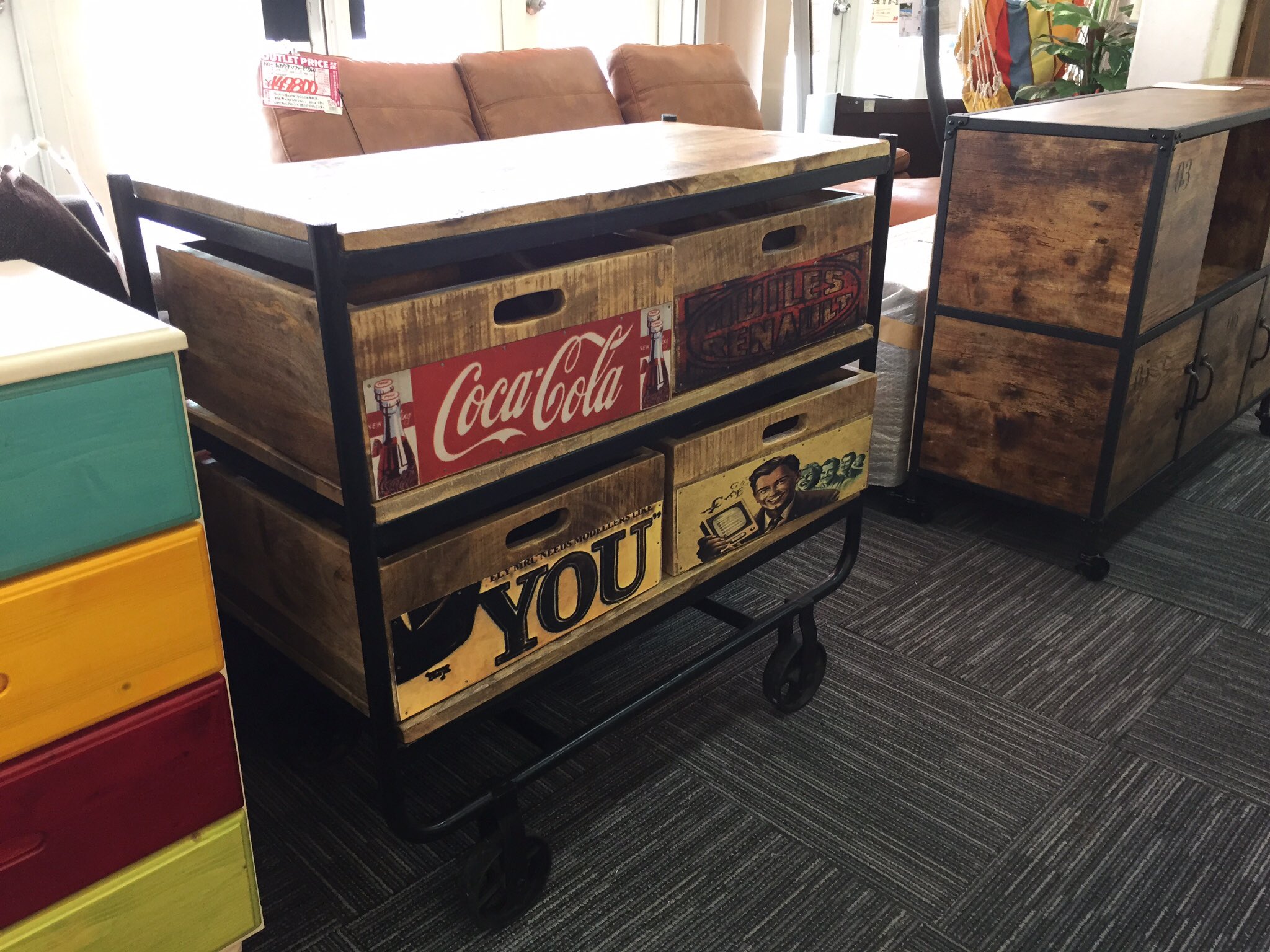 家具の宝島 アメリカンレトロ調90チェスト入荷 マンゴー材とアイアンなので 何も入れてなくてもめっちゃ重い アメリカの象徴コカコーラのロゴがアクセントになってカッコイイ のぶちゃんマン アラジン アウトレット 家具の宝島